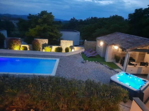 Villa charmante à Lussas avec terrasse et jacuzzi